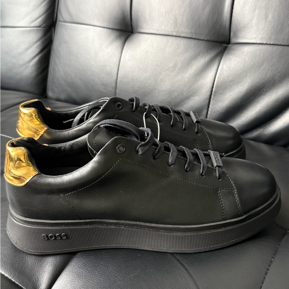 Boss Button Runner Leather Black/gold ( Pre-owned good condition no box)